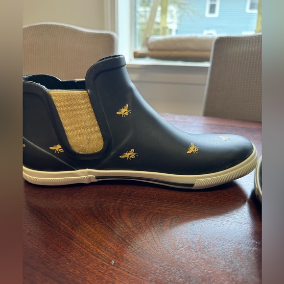 Joules Black and Gold Bee Pattern Rain Boots - Picture 4 of 8